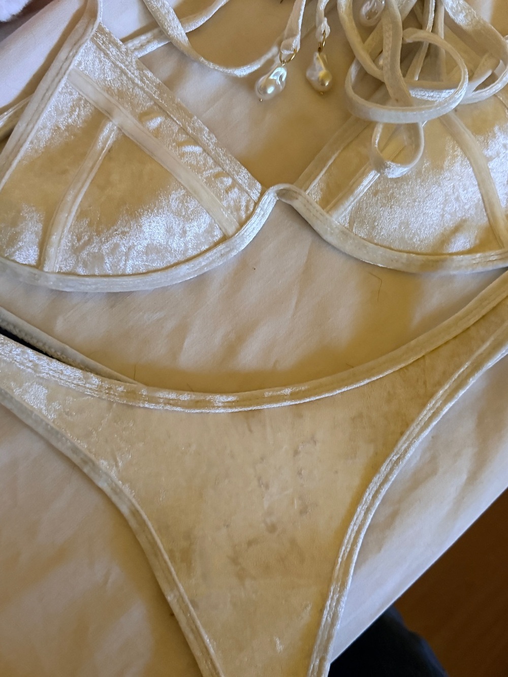 Hoaka white velvet